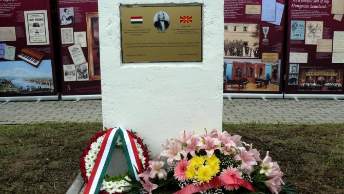 a megkoszorúzott emléktábla