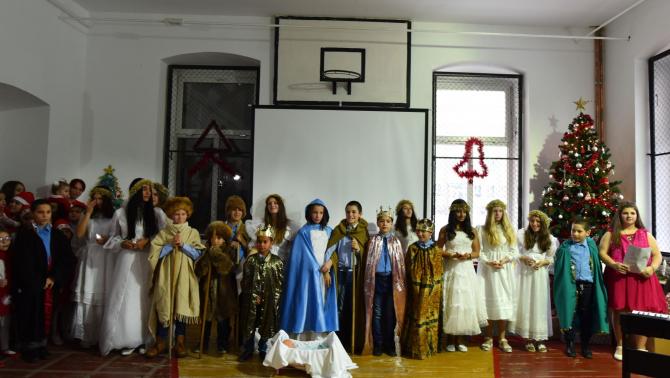 A petrozsényi magyar gyerekek betlehemes előadása az idősek karácsonyán