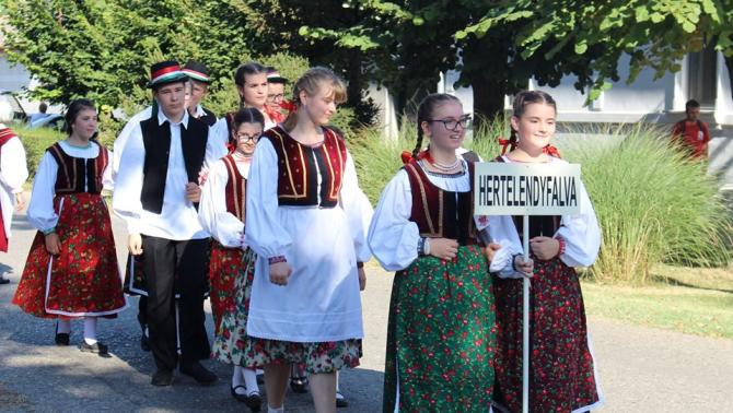 Közös vonulás a templom felé. Fotó: Kürtössy Péter