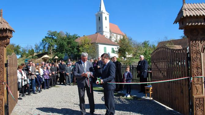 Szőcs Antal polgármester és Mucsi Géza politikai tanácsadó átadja az újonnan felállított székelykaput