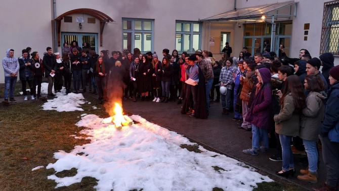 Télhamvasztás a kollégium udvarán 