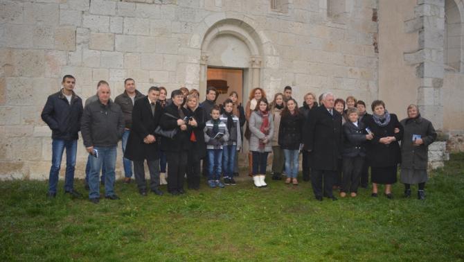 A beregrákosi és pálházi testvérgyülekezetek Felsőregmecen, a román kori református templomnál