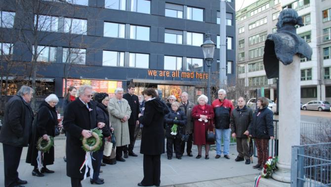 Koszorúzás Bécsben Bessenyei György szobránál