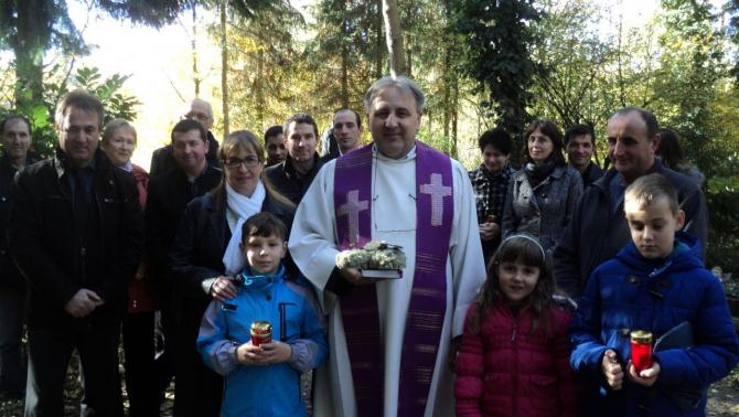 Szabó Ernő linzi magyar plébános a híveivel Mindenszentek napján a város Szent Martin-temetőjében