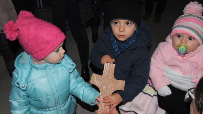 Leendő magyar óvodás gyerekek a megszentelt kereszttel