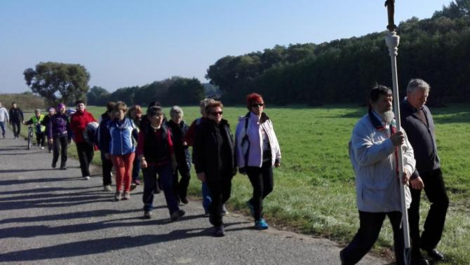 Gyalogos zarándokok egy csoportja Gyalogos zarándokok egy csoportja