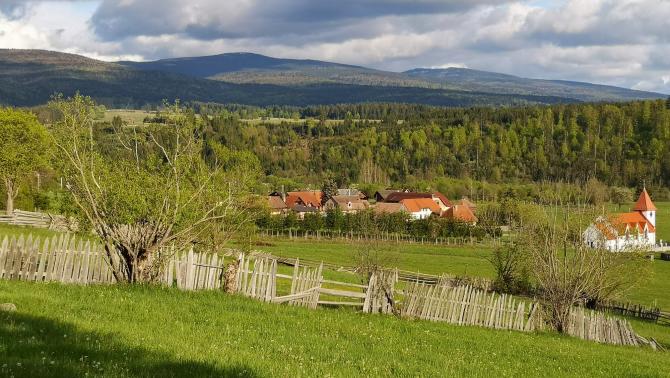 Sikaszómezeje, háttérben a Hargita főgerince 