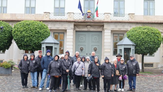 Vukovári magyarok a Sándor-palota előtt 