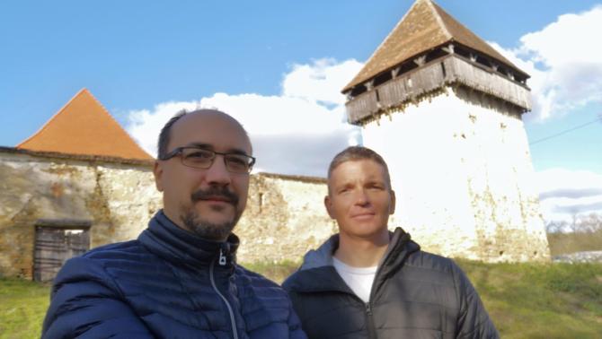Prosenszki Róbert és Ferkó Zoltán a kóbori református erődtemplomnál 