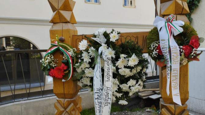 Koszorúk egy faemlékművön