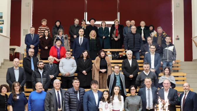 Záró csoportkép a konferenciáról a Téglás aulájában