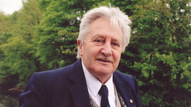 Idős férfi öltönyben