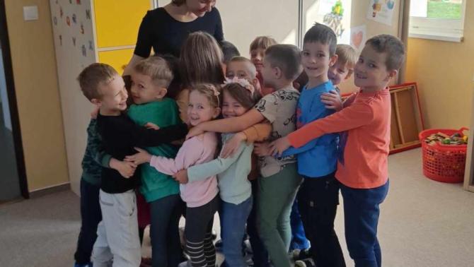 Néptánc foglalkozás után a taksonyi Méhecske csoporttal