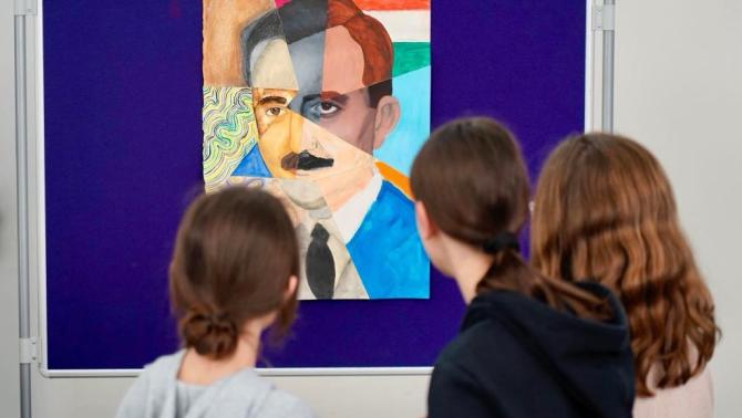 Mozaik portré Esterházy Jánosról - a gútai művészeti alapiskola diákjainak közös alkotása