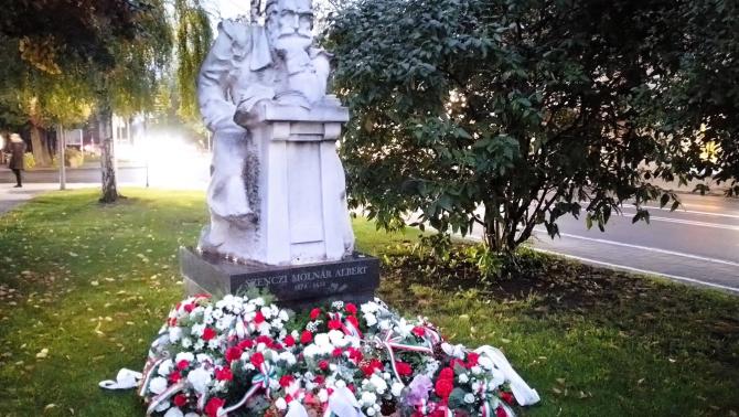 Szenczi Molnár Albert szobra Szencen