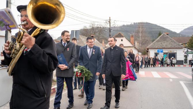 az ünneplők menete
