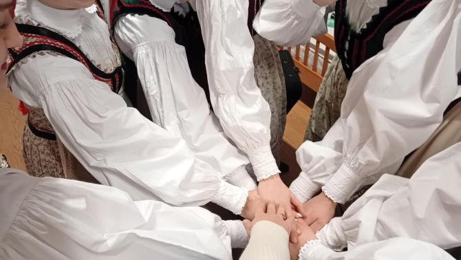 A Fügevirág tánccsoport lányai a kulisszák mögött