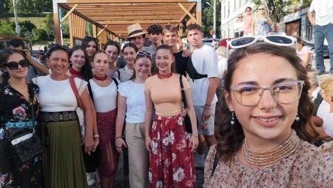 Kikerics Néptáncegyüttes az erdély táncháztaláklozón-gyülekező.