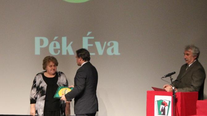 Pék Éva Életmű Díjat vesz át