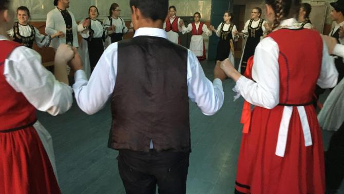 Magyar és román fiatalok közös tánca