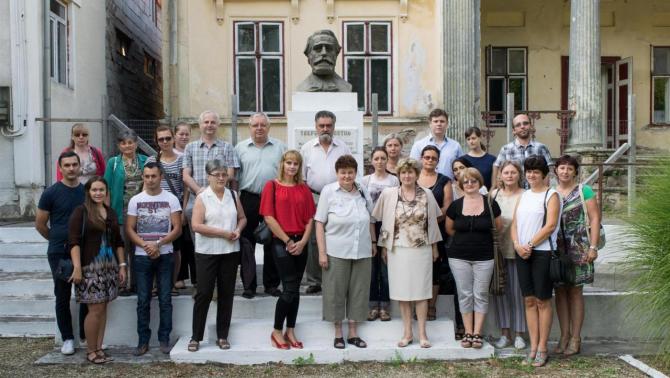 A szakmai műhelymunka résztvevői Trefort Ágoston szobra előtt (fotó: Orosz Sándor)
