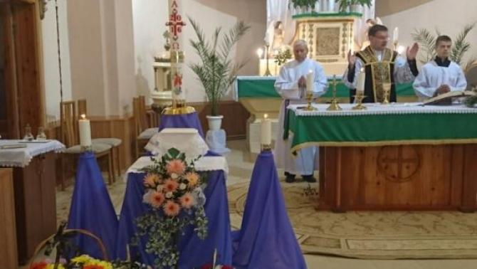 Mikulyák László rahói esperes végezte a  temetési szertartást Mikulyák László rahói esperes végezte a  temetési szertartást