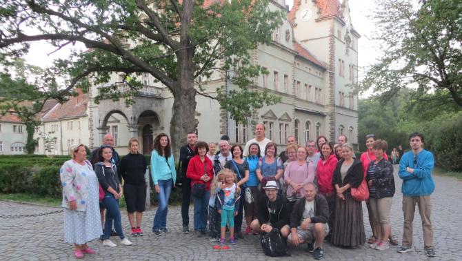 Csoportkép a Schönborni-kastély parkjában