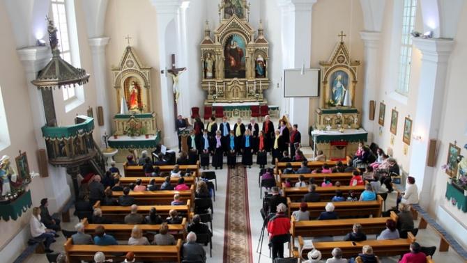 A veszprémi Gizella Nőikar a petrozsényi katolikus templomban