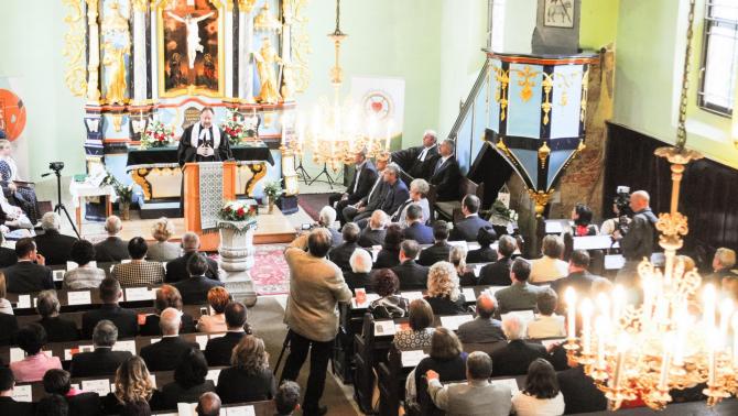 Adorjáni Dezső Zoltán erdélyi evangélikus püspök beszéd közben a szombati évadnyitó ünnepségen