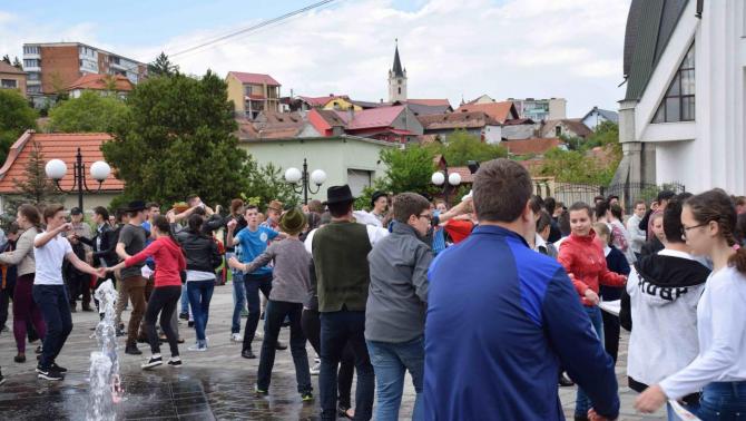 Vajdaszentiványi flashmob Szászrégenben