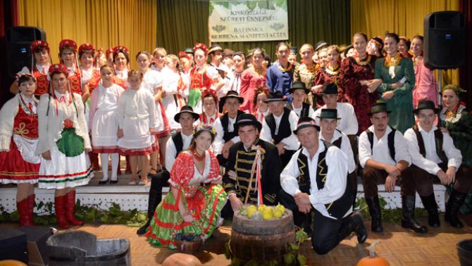 A szüreti fesztivál kultúrműsorának résztvevői szüret