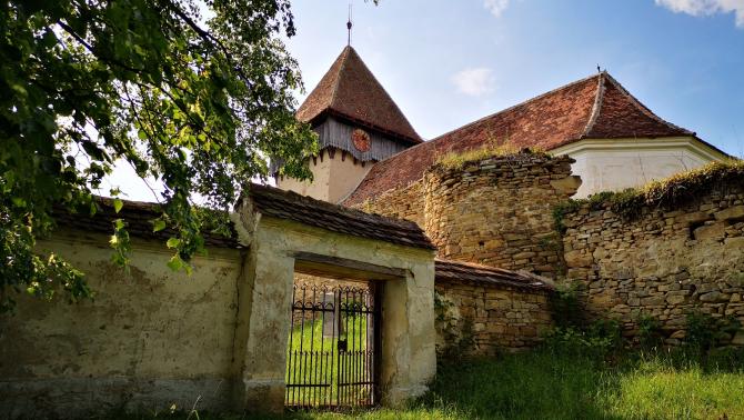 A temetőkert kapuja, háttérben az erődtemplom 