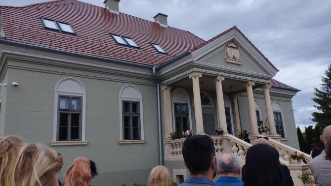 Közönség egy kúria előterében