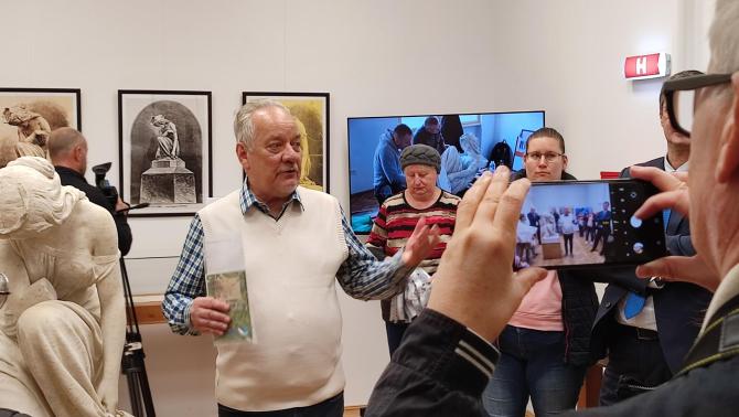 Fekete Károly tárlatvezetése