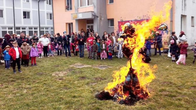 Nagy lángokkal égtek el a gondos munkával készült kiszebábuk. Ezzel véget is ért a télűzés.