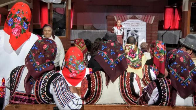 Viseletbe öltözött asszonyok Viseletbe öltözött asszonyok