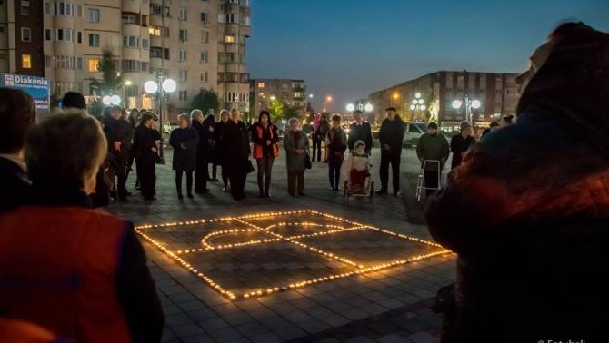 A Diakónia logója gyertyákból kirakva