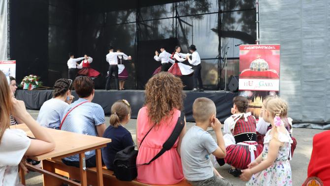 A Borostyán táncegyüttes felcsíki koreográfiája (Munkács) és a közönség