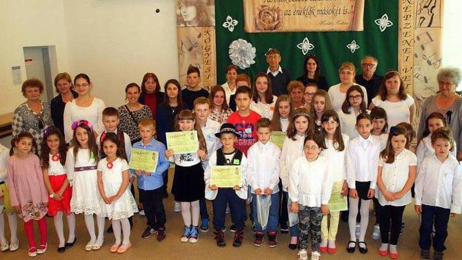 A résztvevők, a díjazottak, a felkészítő tanárok és a zsűri tagjai laskó