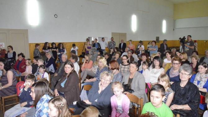 A büszke szülők és nézők kopács