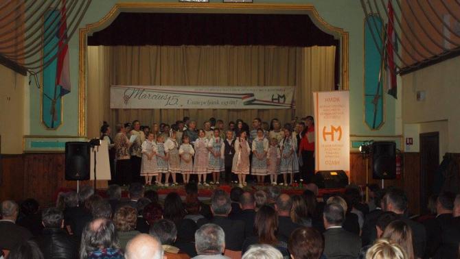 A csúzai ifjúság apraja-nagyja részt vett az előadásban m15