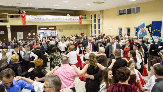 A megnyitó után a táncegyüttes tagjai táncba hívták a bálozókat bál